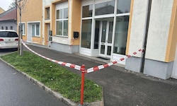 Der Eingangsbereich des Moschee-Gebäudes in Hollabrunn. Der Schuss durchschlug die dicke Scheibe ...