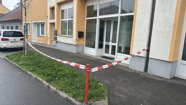 Der Eingangsbereich des Moschee-Gebäudes in Hollabrunn. Der Schuss durchschlug die dicke Scheibe ...