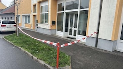 Der Eingangsbereich des Moschee-Gebäudes in Hollabrunn. Der Schuss durchschlug die dicke Scheibe ...