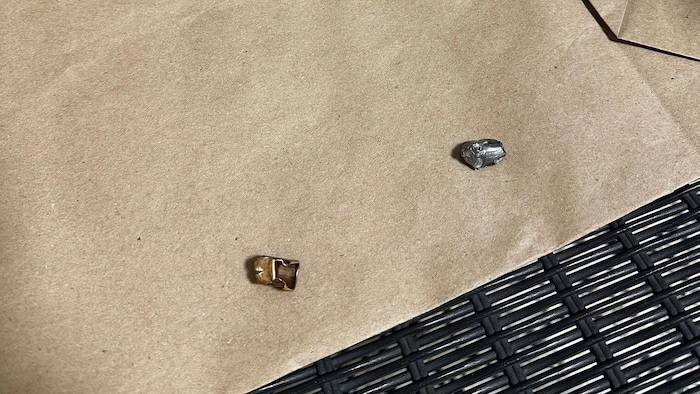 Kein harmloser Steinwurf: Im Inneren wurde ein Projektil sichergestellt.