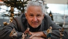 Johannes Weidinger, Direktor des Kammerhof Museums (K‑Hof) in Gmunden, mit typischen Figuren.