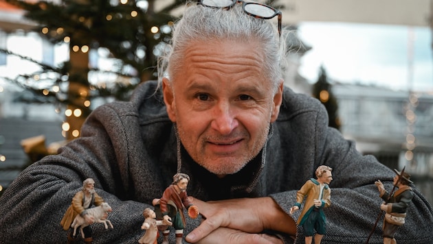 Johannes Weidinger, Direktor des Kammerhof Museums (K‑Hof) in Gmunden, mit typischen Figuren.