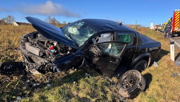 Der Ford Raptor landete in der angrenzenden Wiese