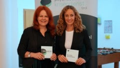 LR Hagele (li) und LR Pawlata weisen vor den kommenden Feiertagen auf das Angebot des ...