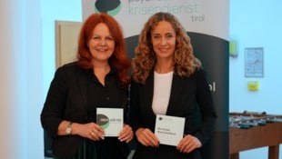 LR Hagele (li) und LR Pawlata weisen vor den kommenden Feiertagen auf das Angebot des ...