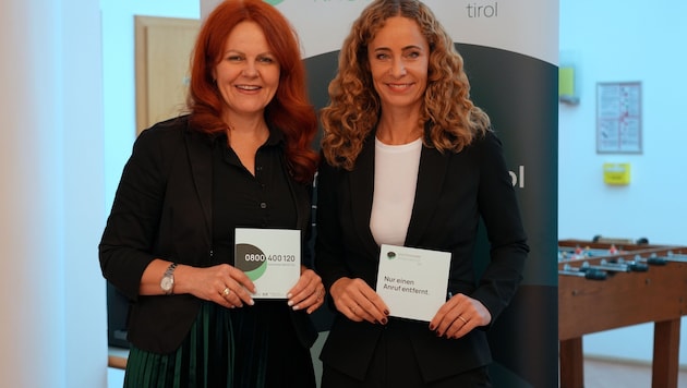 LR Hagele (li) und LR Pawlata weisen vor den kommenden Feiertagen auf das Angebot des ...