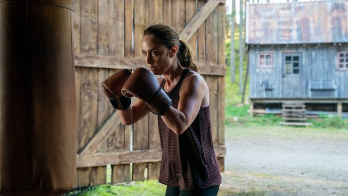 Auf einem abgelegenen Hof fliegen im Film die Fäuste.