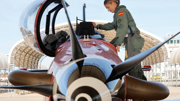 Prinzessin Leonor absolviert ihren ersten Solo-Flug.