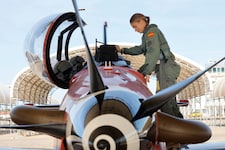 Prinzessin Leonor absolviert ihren ersten Solo-Flug.