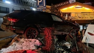 Der Lenker krachte mit seinem Audi in eine Werbetafel. 