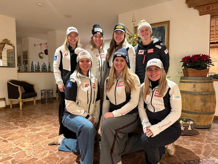 Mit Ariane Rädler und Magdalena Egger (hintere Reihe 1. und 2. von links), sowie Nina Ortlieb ...