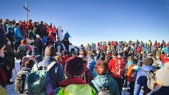 Hunderte Bergfreunde der „Krone“ feierten hoch über den Tälern den vierten Adventsonntag auf dem ...