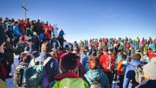 Hunderte Bergfreunde der „Krone“ feierten hoch über den Tälern den vierten Adventsonntag auf dem ...