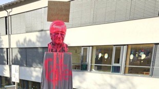 Die beschmierte Büste von Hermann Gmeiner