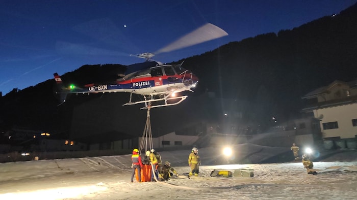 Der Polizeihubschrauber Libelle transportierte Löschwasser zu dem Brand in Tux.