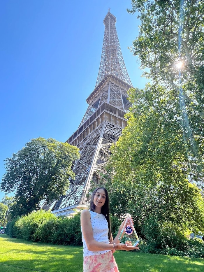 Samira zeigte nach ihrem heurigen Turniersieg in Paris stolz die Trophäe vor dem Eiffelturm.