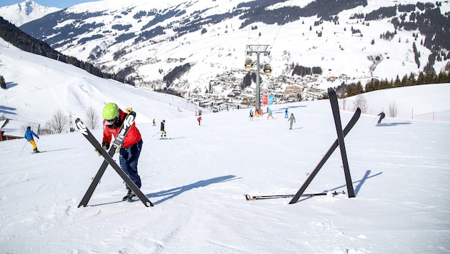 Auf der Kreuzung zweier blauer Pisten kam es zum Zusammenstoß. (Symbolbild)