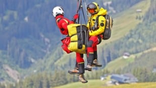 Der Schwerverletzte wurde vom Hubschrauber mittels Tau geborgen (Symbolbild). 