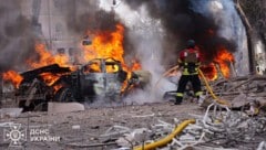 Ein Feuerwehrmann in Sumy bei Löscharbeiten nach einem russischen Raketenangriff (Archivbild)