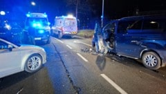 Beide Unfallfahrzeuge und auch ein unbeteiligter Lkw wurden massiv beschädigt.
