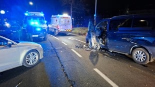 Beide Unfallfahrzeuge und auch ein unbeteiligter Lkw wurden massiv beschädigt.