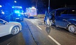 Beide Unfallfahrzeuge und auch ein unbeteiligter Lkw wurden massiv beschädigt.