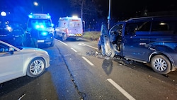 Beide Unfallfahrzeuge und auch ein unbeteiligter Lkw wurden massiv beschädigt.