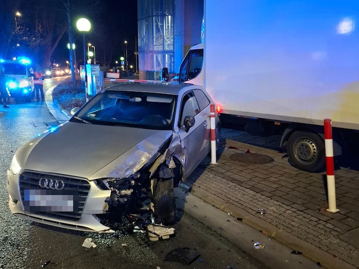 Ein Pkw wurde gegen einen Lkw geschleudert.