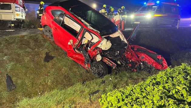 Der rote Skoda wurde durch die Wucht des Aufpralls in den Straßengraben geschleudert.