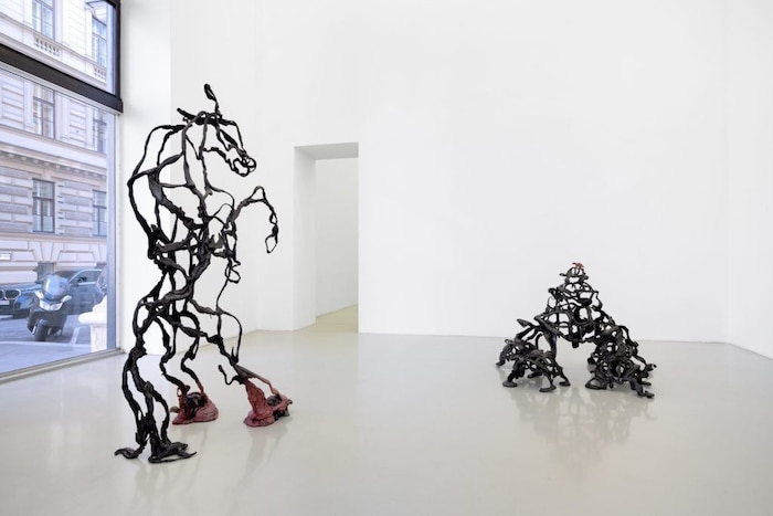 Scheuende Pferde und andere Tiergestalten der deutschen Installationskünstlerin Raphaela Vogel