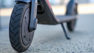E-Scooter dürfen maximal mit 25 km/h unterwegs sein. Ein 13-Jähriger war in Neunkirchen mit ...