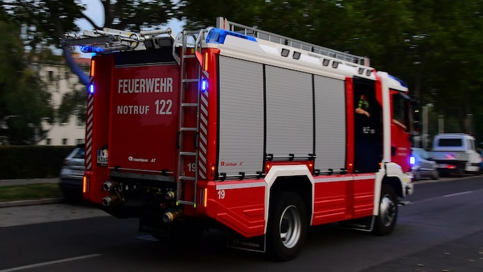 Die 17 Businsassen wurden laut der Feuerwehr über ein Seitenfenster evakuiert.