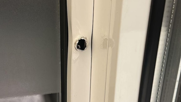 Das Projektil, vermutet wird ein Kaliber ab 9 Millimeter, durchschlug eine dicke Scheibe und in ...