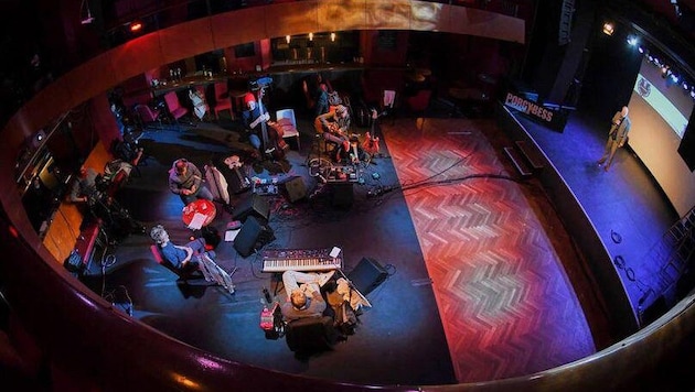 Der schönste Platz des Hauses ist für den künstlerischen Leiter Christoph Huber (re.) auf der ...