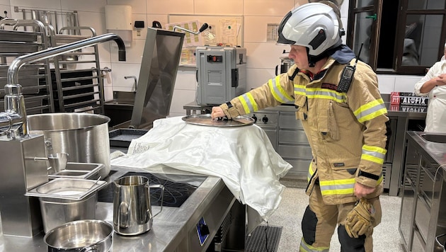 So geht es richtig: Die Decke muss über den heißen Topf!