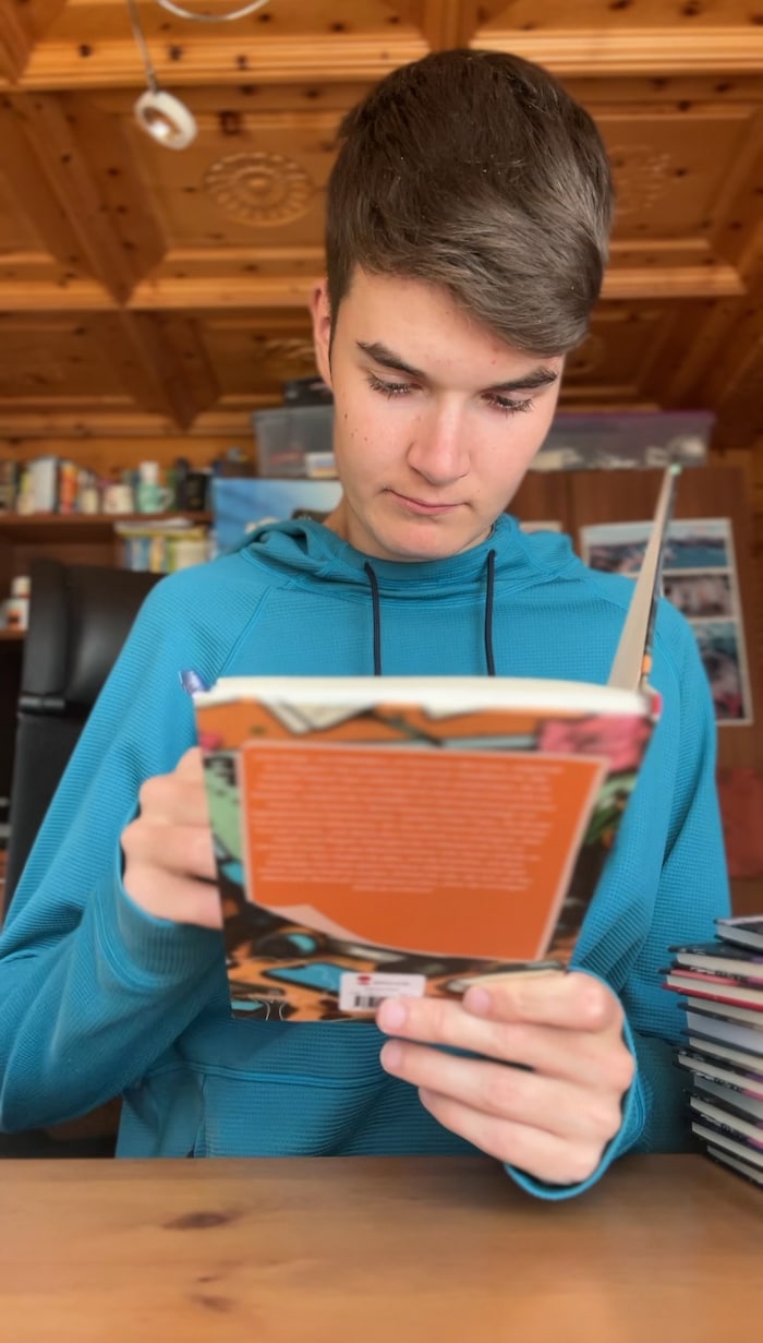 Der Jungautor liest gerne und will weitere Bücher veröffentlichen.