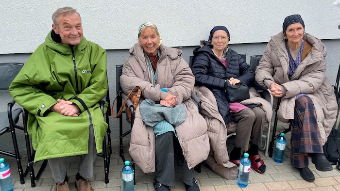 Ferry Öllinger mit Erika Deutinger, Erika Mottl und Linde Prelog – Dreh „Ein Stinatz‑Krimi“