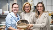 Frauenpower in der Backstube: in der Vorhweihnachtszeit herrscht Hochbetrieb. Landeshauptfrau ...