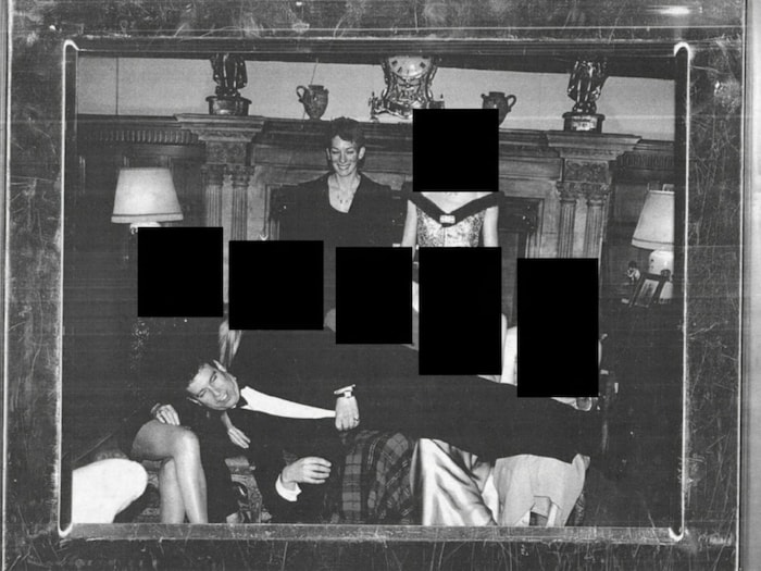 Diese Aufnahme aus dem Besitz von Epstein, zeigt Andrew am Schoß von fünf Frauen, während ...