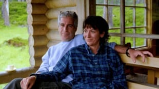 In den Akten waren auch zahlreiche Fotos sichergestellt worden, wie hier von Jeffrey Epstein und ...