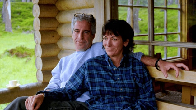 In den Akten waren auch zahlreiche Fotos sichergestellt worden, wie hier von Jeffrey Epstein und ...