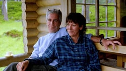 In den Akten waren auch zahlreiche Fotos sichergestellt worden, wie hier von Jeffrey Epstein und ...