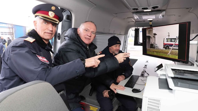 Huber (li.) und Karner machten sich vom neuen Grenzschutzkonzept in Deutschkreutz ein Bild.