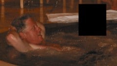 Ein Foto von Bill Clinton und einer unbekannten Person in einem Whirlpool befindet sich in den ...