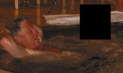 Ein Foto von Bill Clinton und einer unbekannten Person in einem Whirlpool befindet sich in den ...