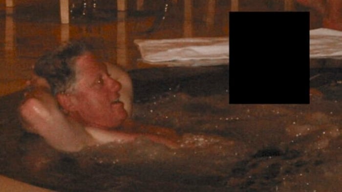 Bill Clinton in einem Whirlpool an einem unbekannten Ort mit einer unkenntlich gemachten Person.