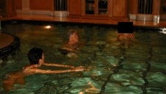 Der Ex-Präsident Bill Clinton beim Schwimmen mit Epsteins langjähriger Vertrauter Ghislaine ...