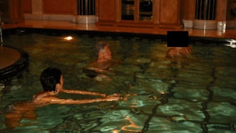 Der Ex-Präsident Bill Clinton beim Schwimmen mit Epsteins langjähriger Vertrauter Ghislaine ...