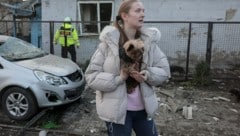 Eine junge Frau konnte sich mit ihrem Hund in Saporischschja vor einem russischen Luftschlag ...
