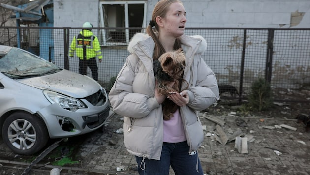 Eine junge Frau konnte sich mit ihrem Hund in Saporischschja vor einem russischen Luftschlag ...